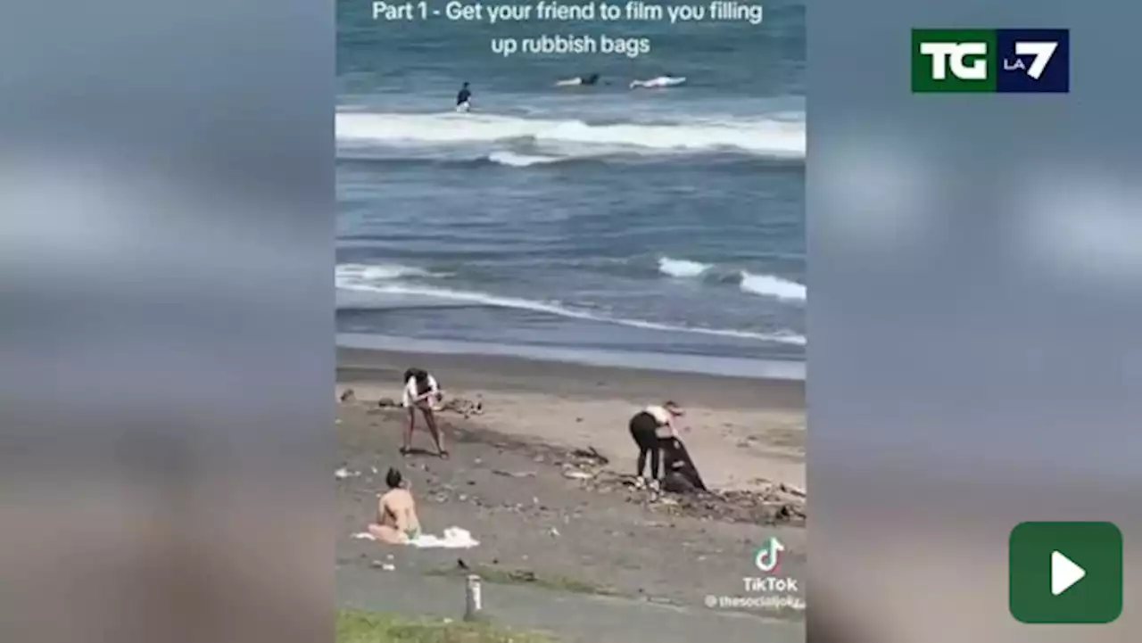 Bali: un influencer finge di pulire una spiaggia, un passante la smaschera. Il video