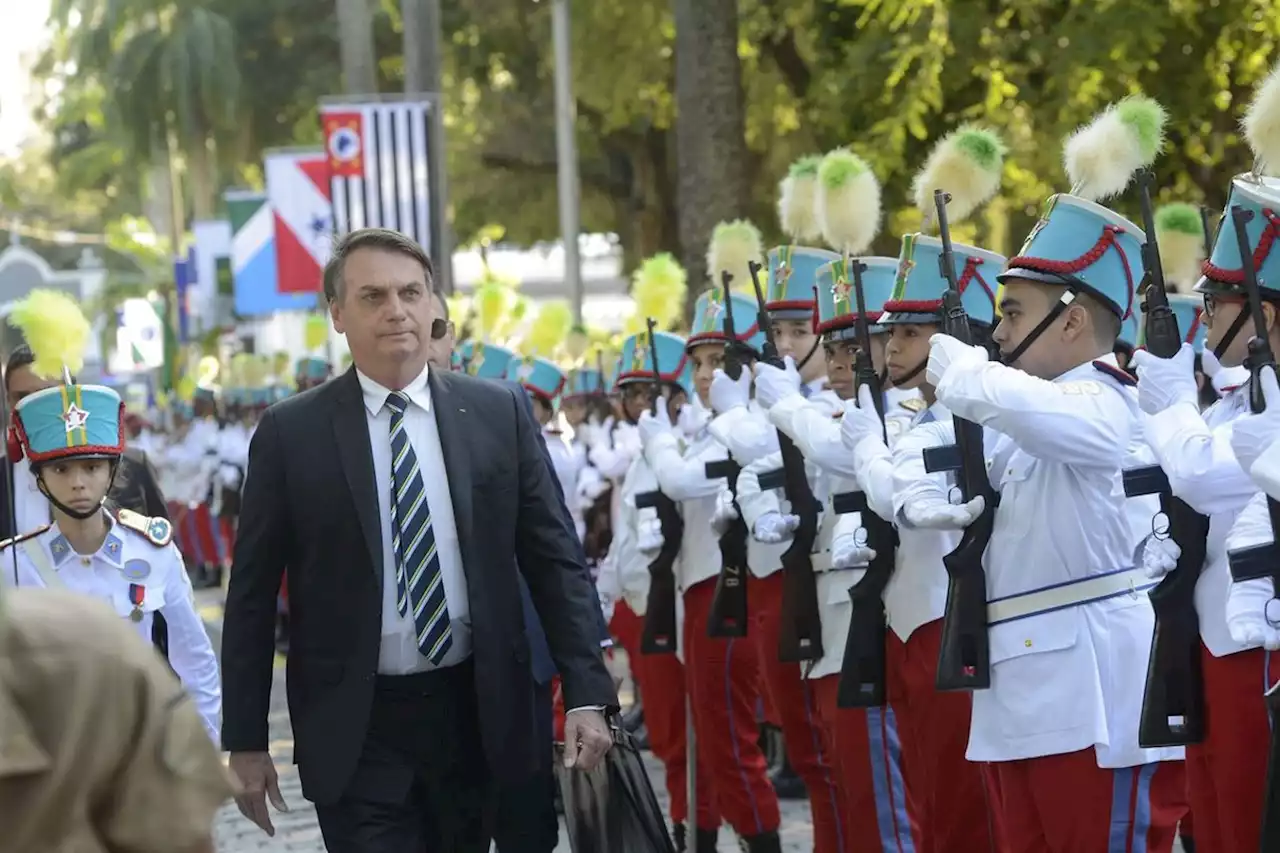 Governo Lula decide acabar com escolas cívico-militares, bandeira de Bolsonaro