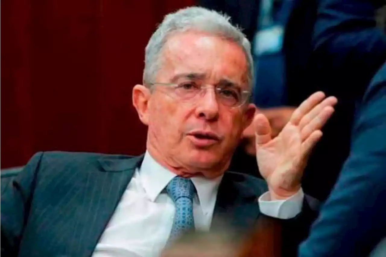 Expresidente Uribe celebra reducción de la jornada laboral