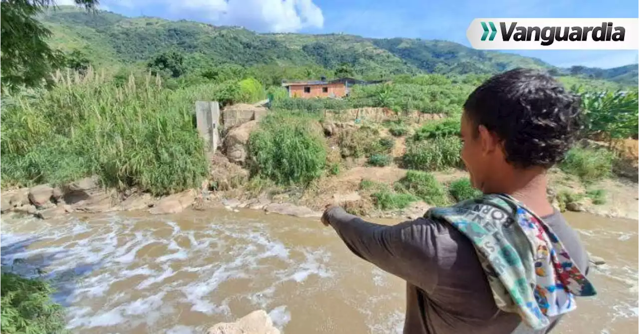 Video: Habitantes de ‘Puente Nariño’ en Bucaramanga ahora se desplazan en una balsa improvisada