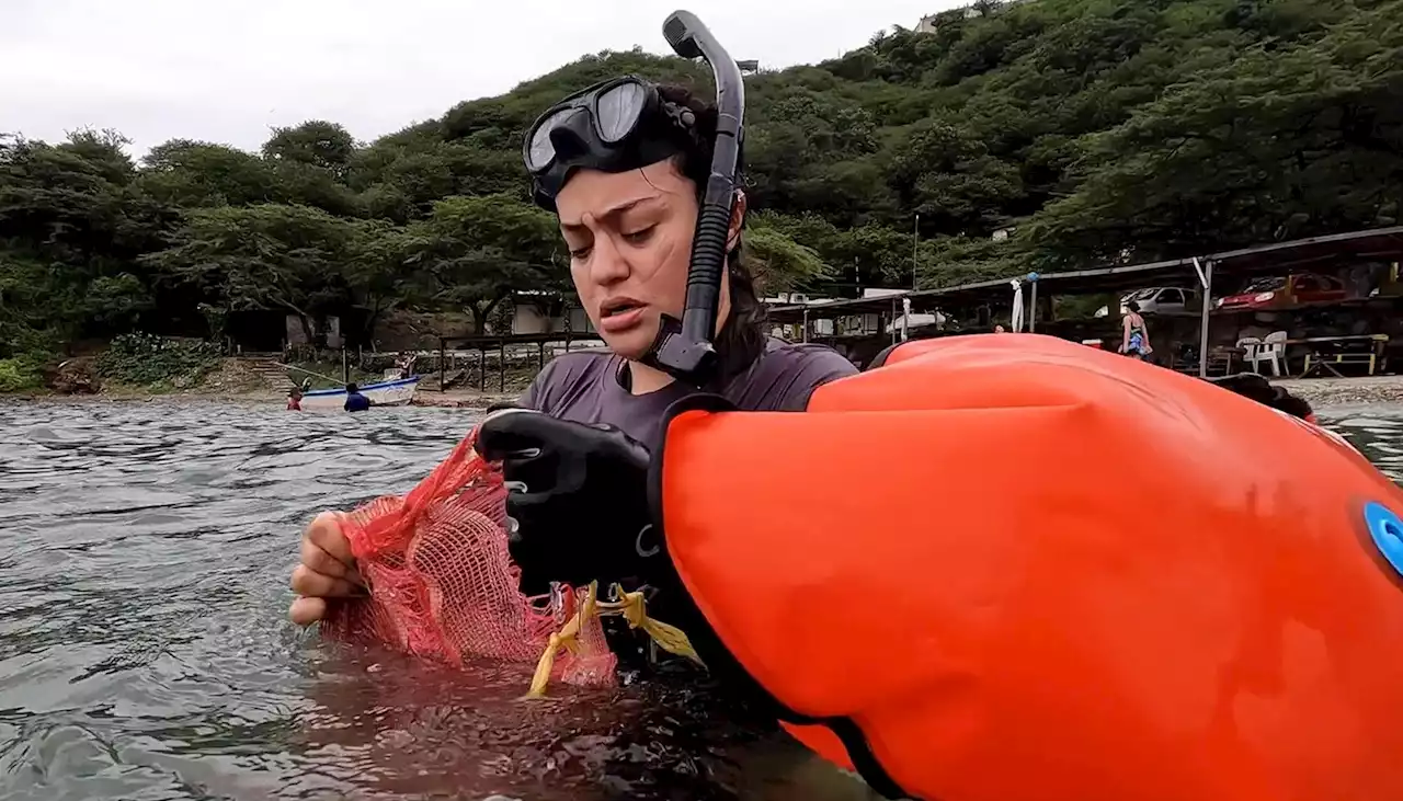 Apneístas barranquilleros ayudan a limpiar el mar Caribe