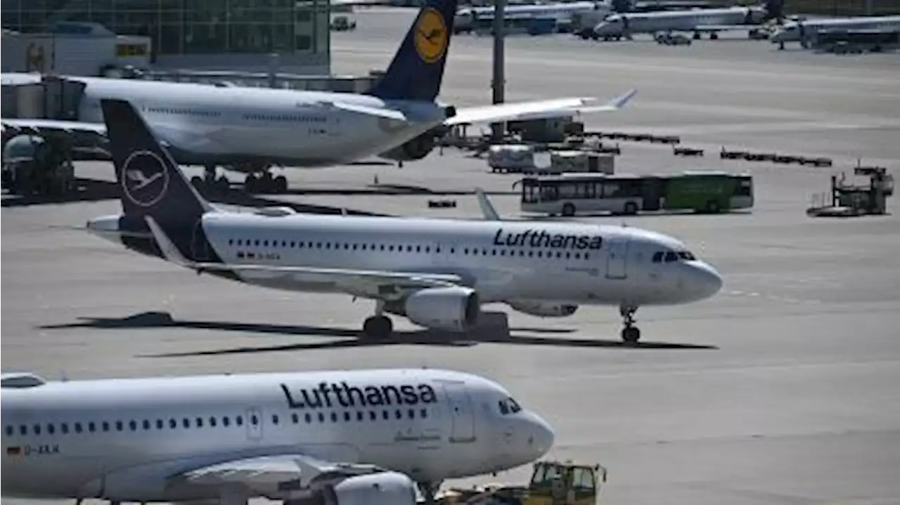 Activistas protestan pegando sus manos al suelo de la pista de dos aeropuertos alemanes