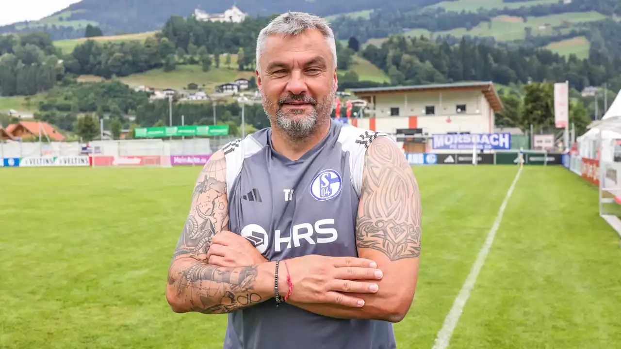 Thomas Reis (49) erklärt es in BILD – Schalke-Trainer: Neues XXL-Tattoo