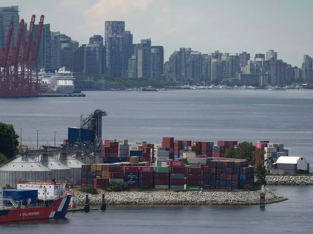 Tentative deal reached in B.C. port strike