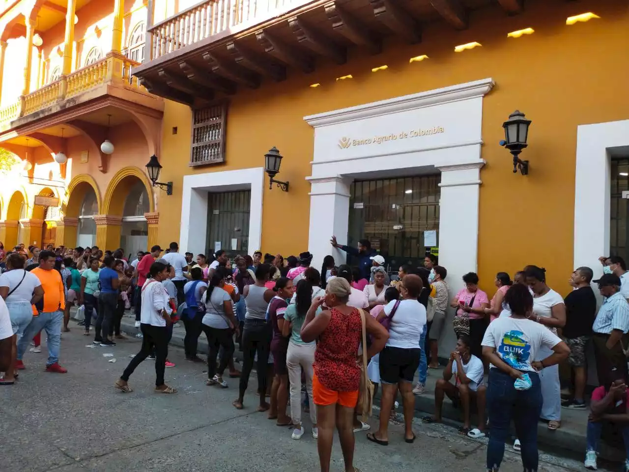 Quejas, trancones y largas filas por pago de Renta Ciudadana en Cartagena