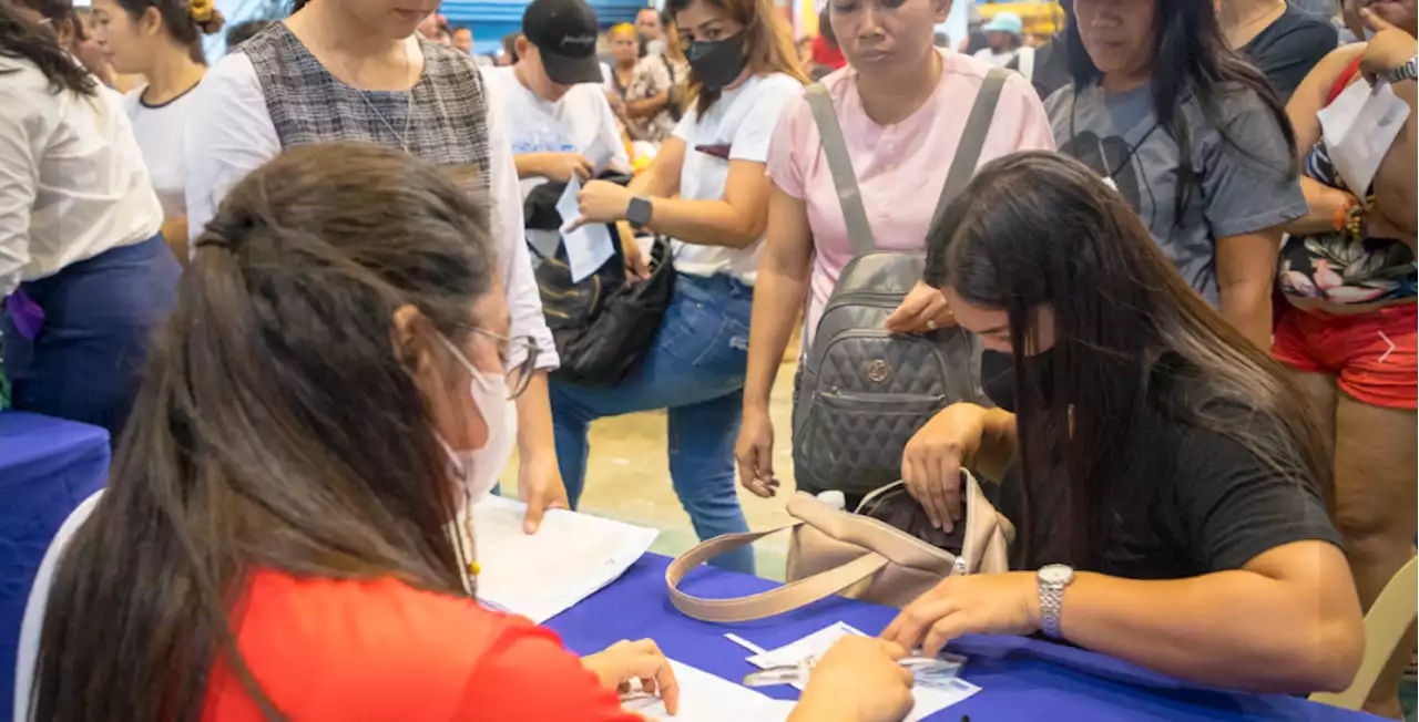 In Lapu-Lapu City, 855 TUPAD beneficiaries receive pay