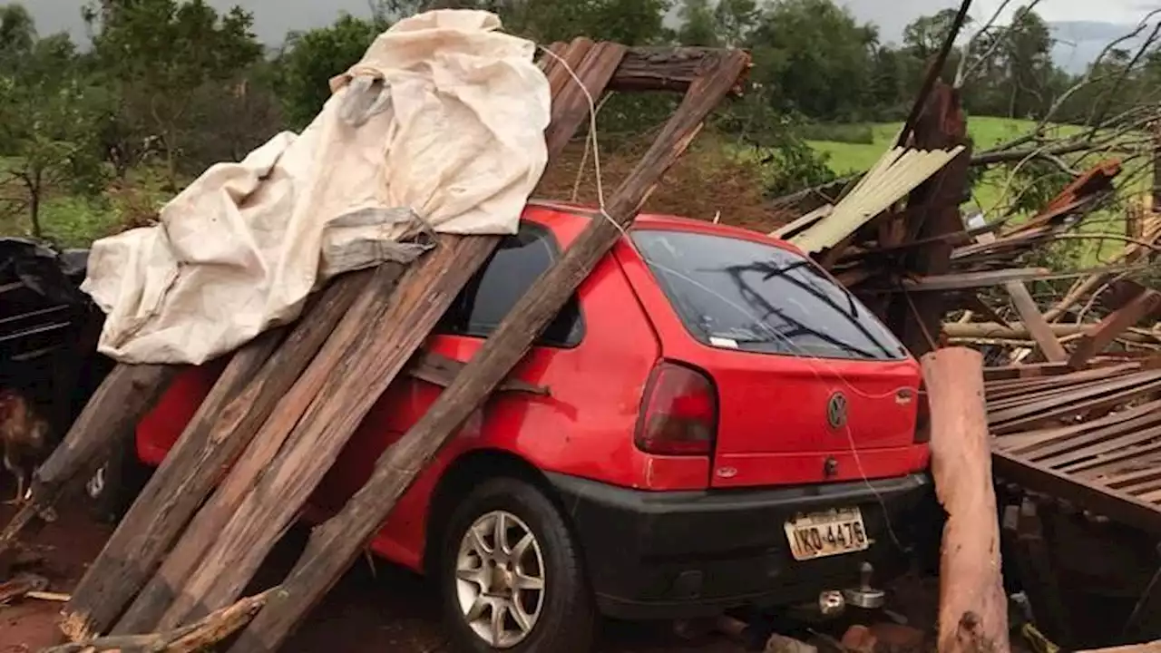 Com ventos de mais de 120 km/h, ciclone afeta RS e SC, deixa morto e mais de 250 mil sem energia elétrica