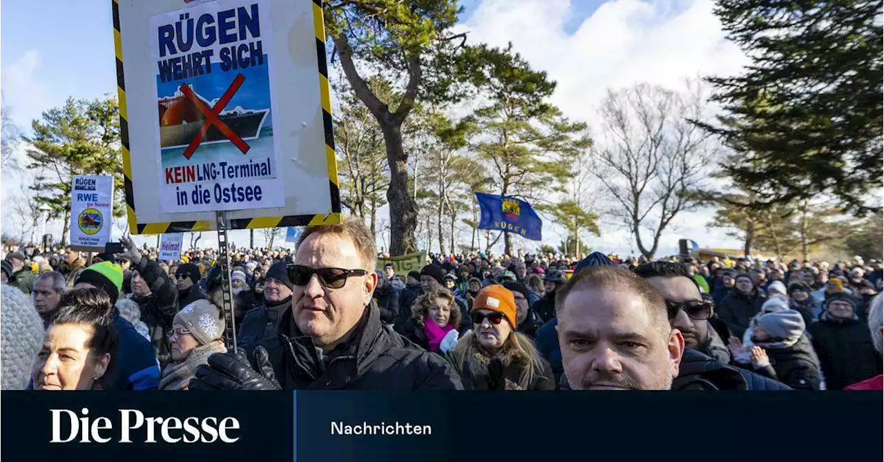 Klimaprotest in Stralsund: Lkw-Fahrer schleift Demonstranten mit