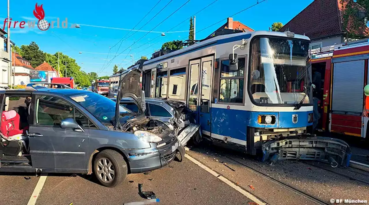 D: Straßenbahn kollidiert mit mehreren Fahrzeugen