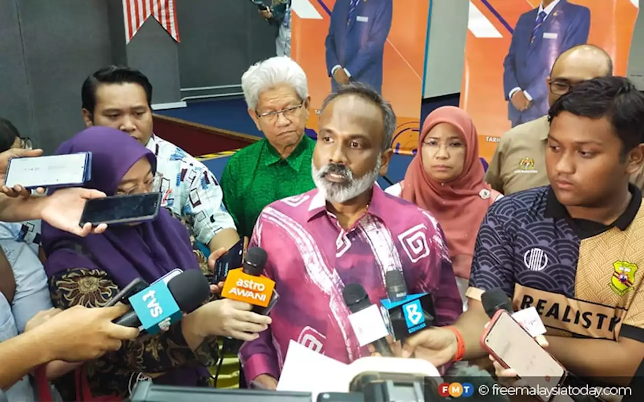 Nothing wrong with Rafizi speaking on wage policy, says Sivakumar