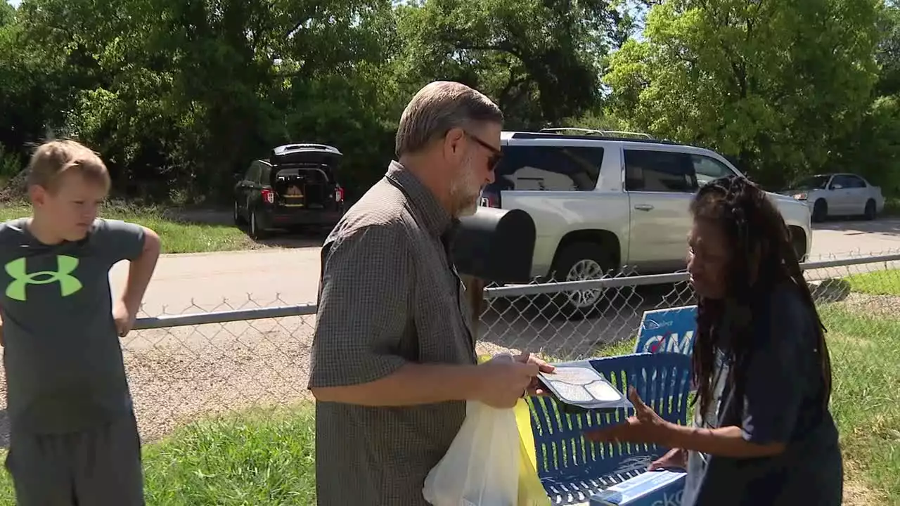 Meals on Wheels volunteers brave the heat to deliver food, fans to those in need