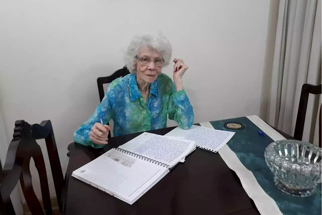 Aos 96 anos, professora do interior de SP publica seu 1º livro: 'Fiquei muito emocionada'