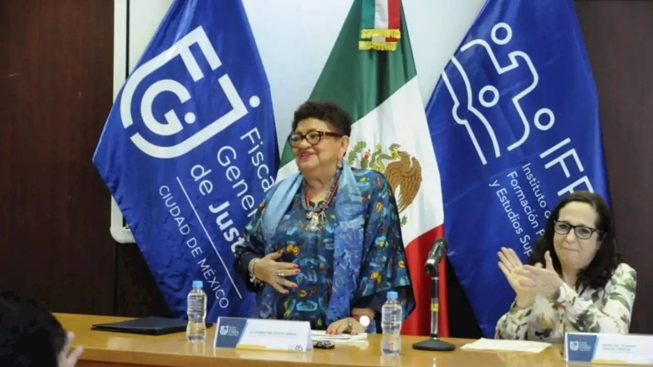 Ernestina Godoy entrega medalla al mérito por ejercer la abogacía en la FGJCDMX