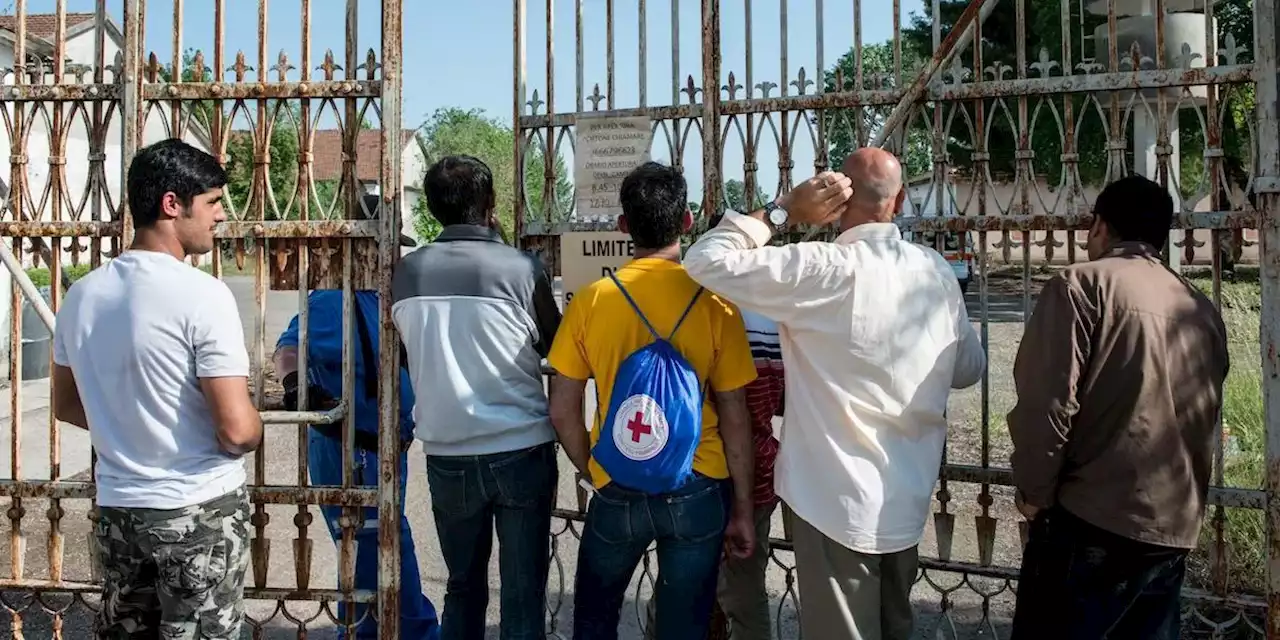 I migranti lasciati di fronte ai municipi di Vicenza, senza spiegazioni - Il Post