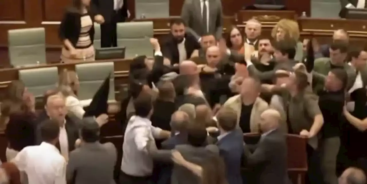 Il video della rissa al parlamento del Kosovo | Flashes - Il Post