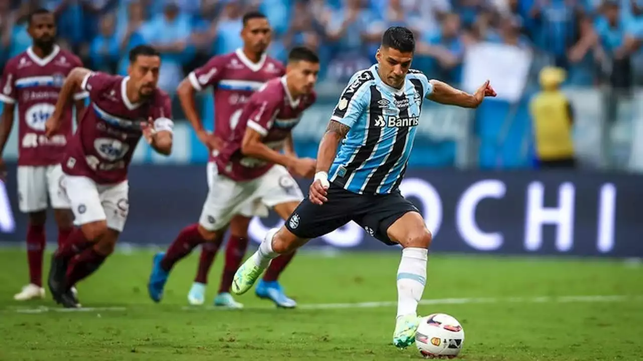 Médico que trata Luis Suárez descarta cirurgia em joelho do jogador do Grêmio