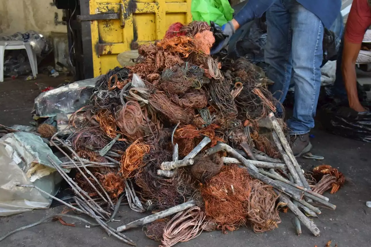 Poste apagado, cabo roubado: Prefeitura do Rio apreende 155 quilos de cobre em ferro-velho