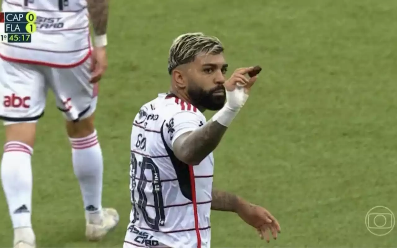 Gabigol come biscoito arremessado pela torcida do Athletico durante comemoração do Flamengo | Flamengo | O Dia