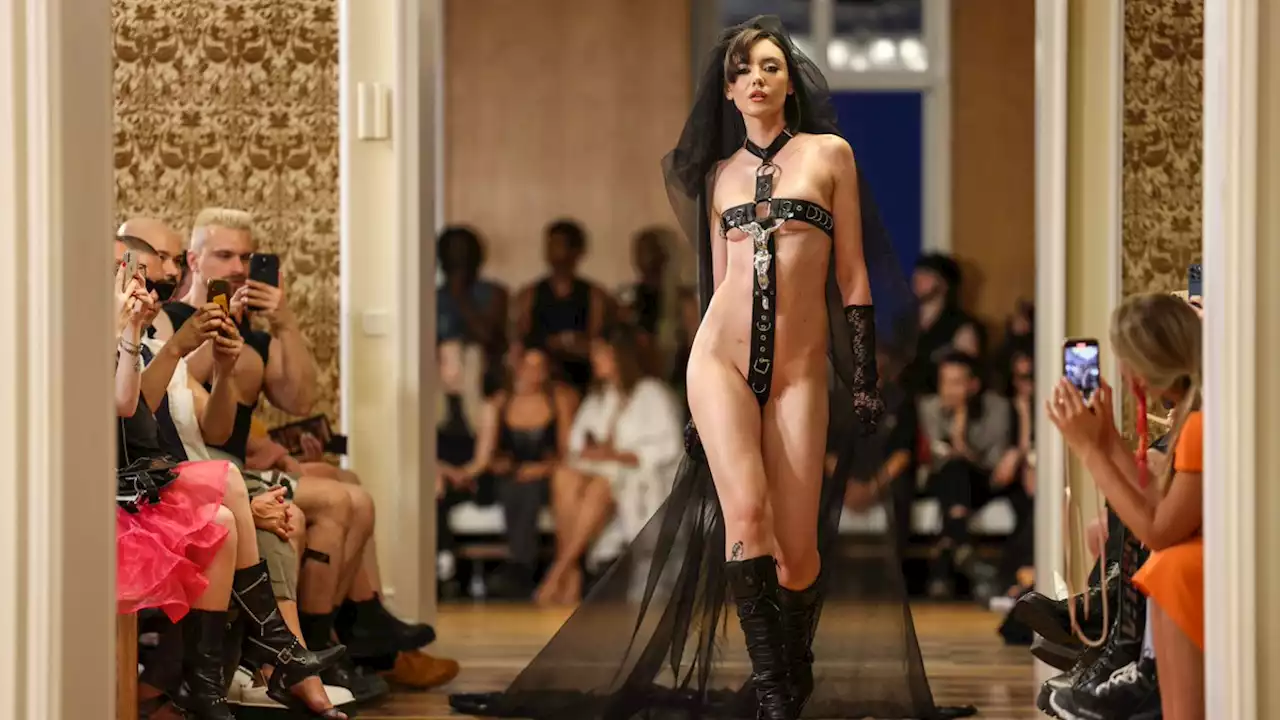 Jesus-Bondage und Männer-Strapse bei Fashion Week