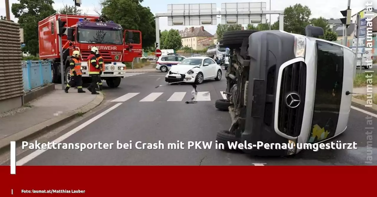 Pakettransporter bei Crash mit PKW in Wels-Pernau umgestürzt | laumat|at