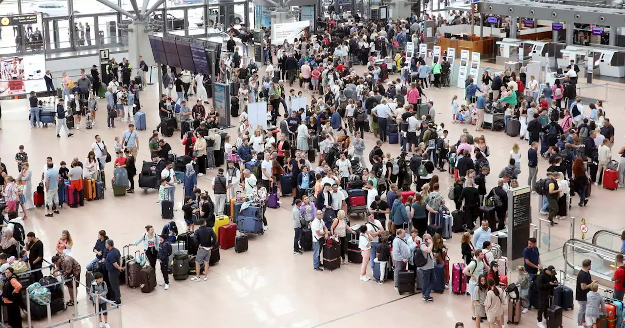 En Allemagne, des militants écologistes collent leurs mains au tarmac de deux aéroports