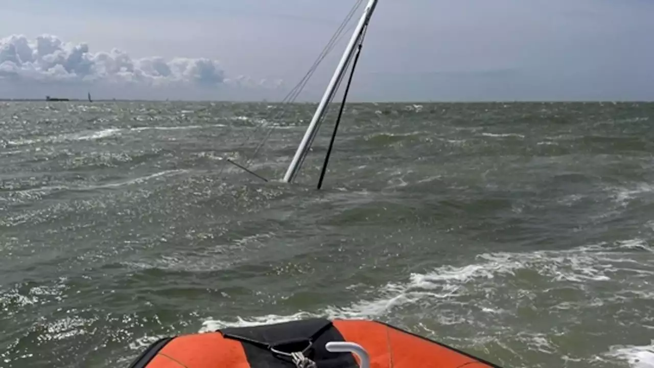 Zeiljacht gezonken in Westerscheldemonding, drie opvarenden gered