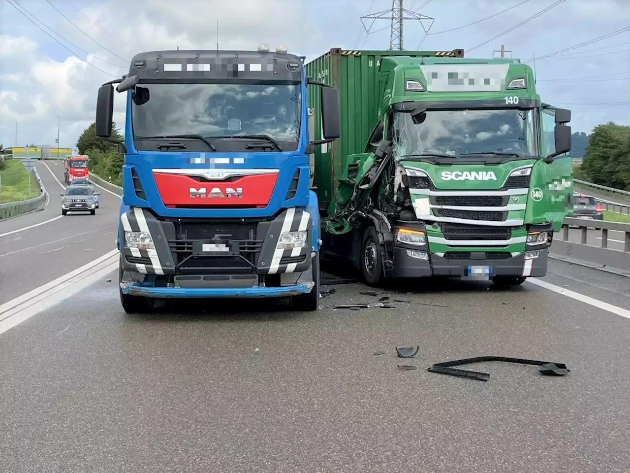 A3 in Bilten GL: Unfall zwischen Sattellastzug und Lastwagen