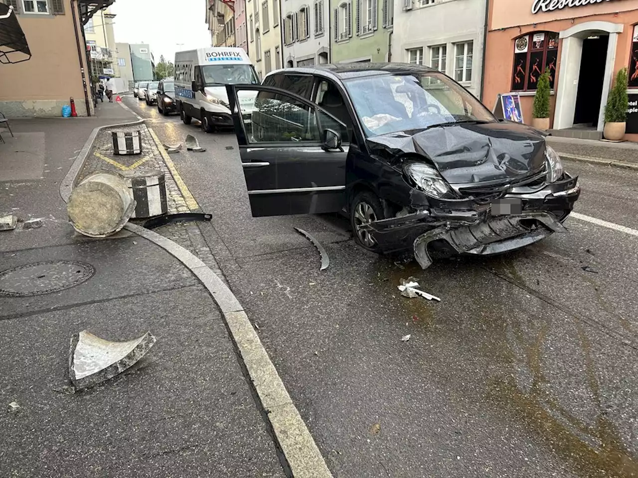 Stadt Aarau AG: Citroen-Fahrer (73) prallt gegen Betonsockel