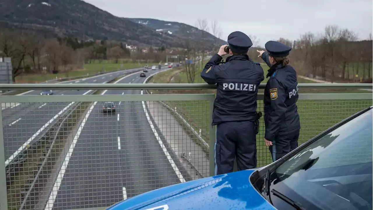 Frasdorf: Polizei stoppt Mann mit zwei begangenen Straftaten und Haftbefehl auf A8