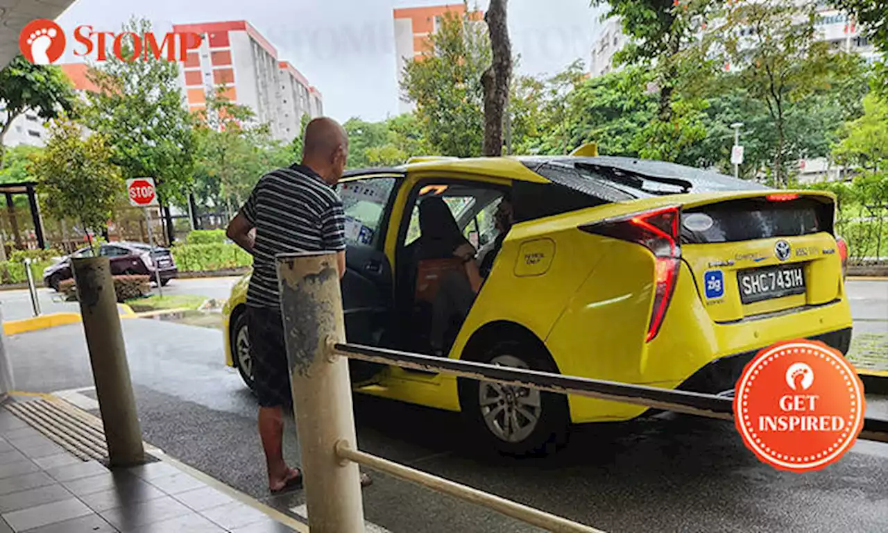 Random uncle helps passers-by into their cabs outside Tampines 1, makes Stomper's day