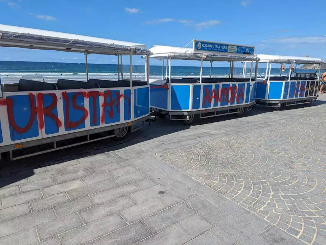 Pays basque : le collectif indépendantiste U14 attaque le petit train touristique d’Hendaye, le chauffeur molesté