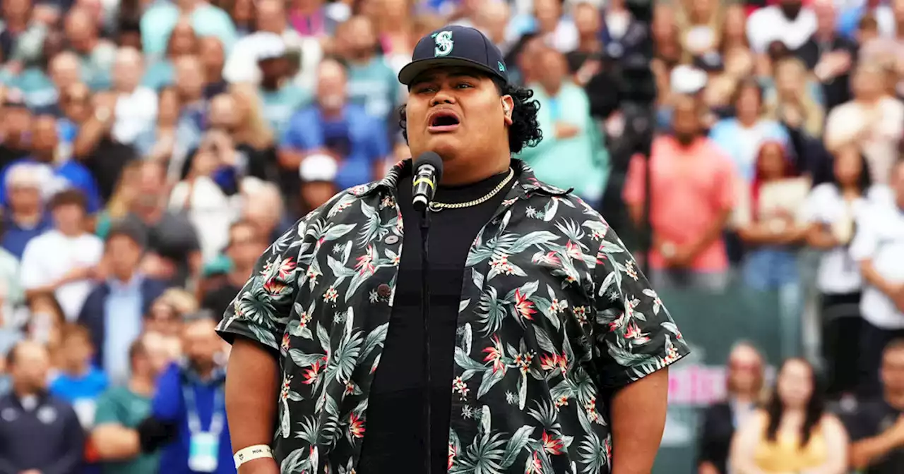 'American Idol' teen winner addresses not taking off his hat while singing National Anthem