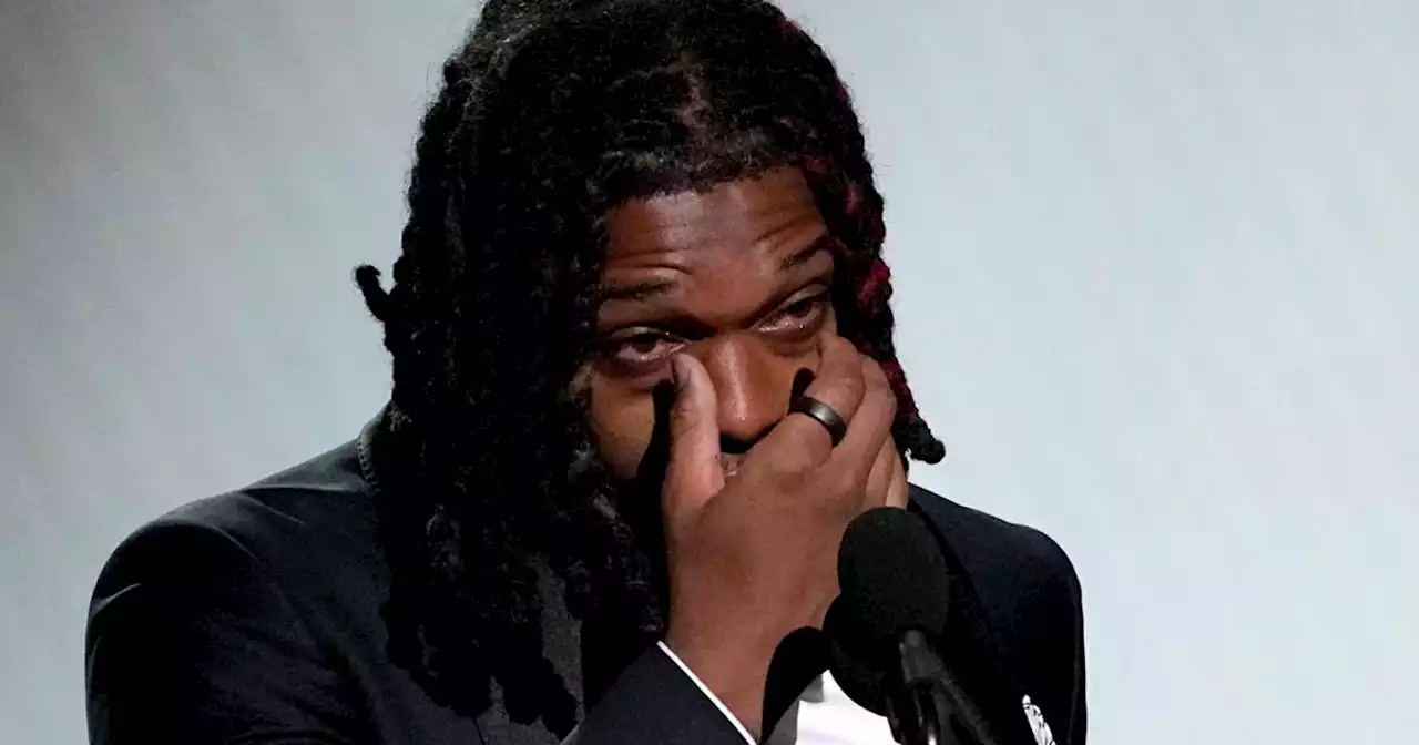 Damar Hamlin tears up on stage while honoring Buffalo Bills trainers who saved his life