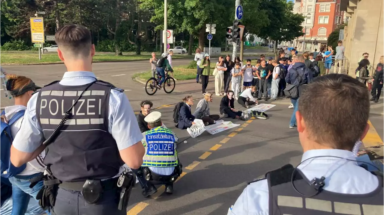 'Letzte Generation': Aktivisten blockieren Verkehr am Ehinger Tor in Ulm