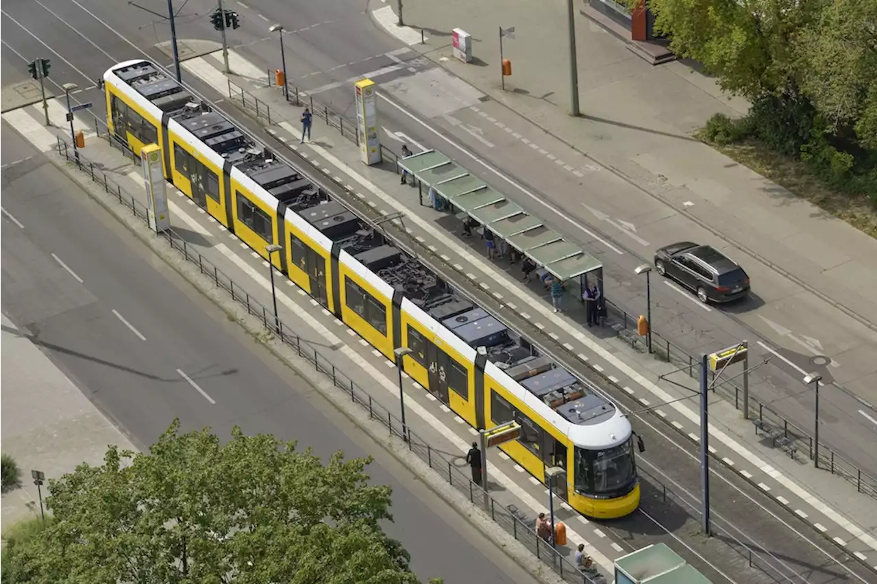 Unfall in Berlin-Marzahn: Autofahrer fährt vor Schreck in Tram-Gleisbett