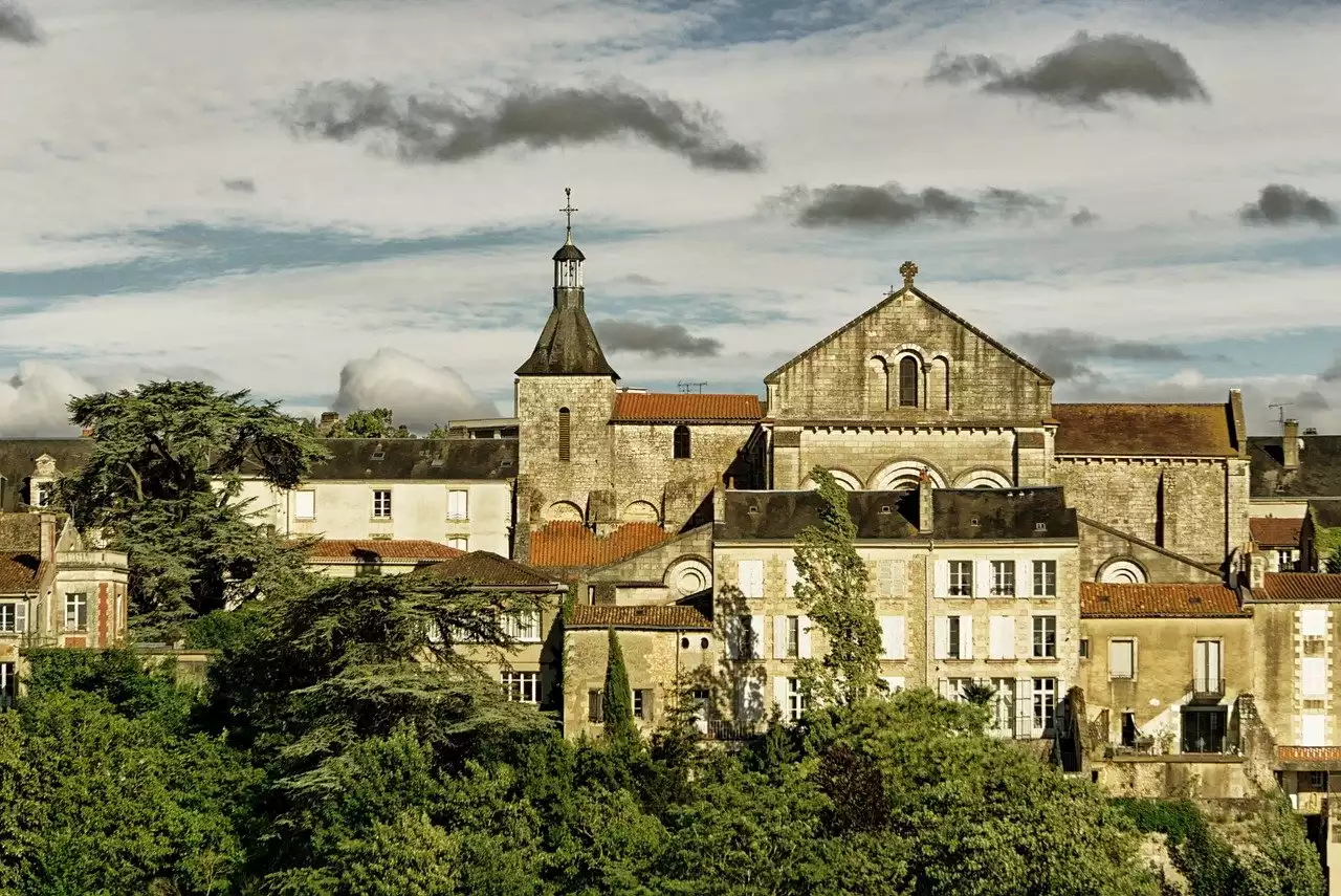 Poitiers : la fin tragique d’un garçonnet de 4 ans à son domicile - Closer