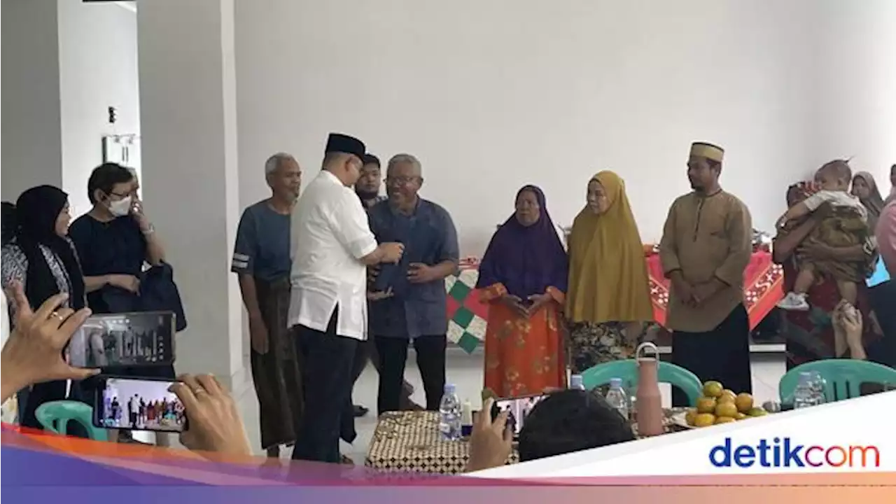 Kunjungi Kampung Susun Akuarium, Anies Bagikan Oleh-oleh dari Tanah Suci