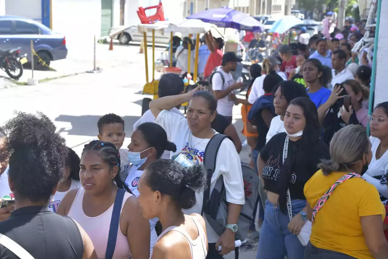 Largas filas en B/quilla y otras ciudades para cobrar pago de Renta Ciudadana