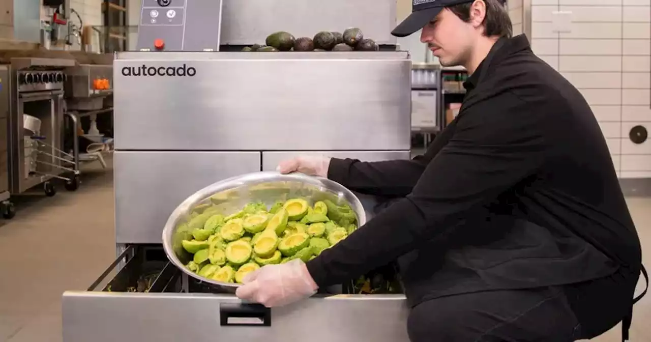 Autocado es un robot creado por la cadena chipotle para hacer guacamole por toda la eternidad