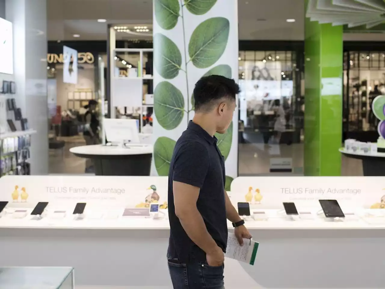 Telus cuts 2023 guidance on tech sector cost-cutting