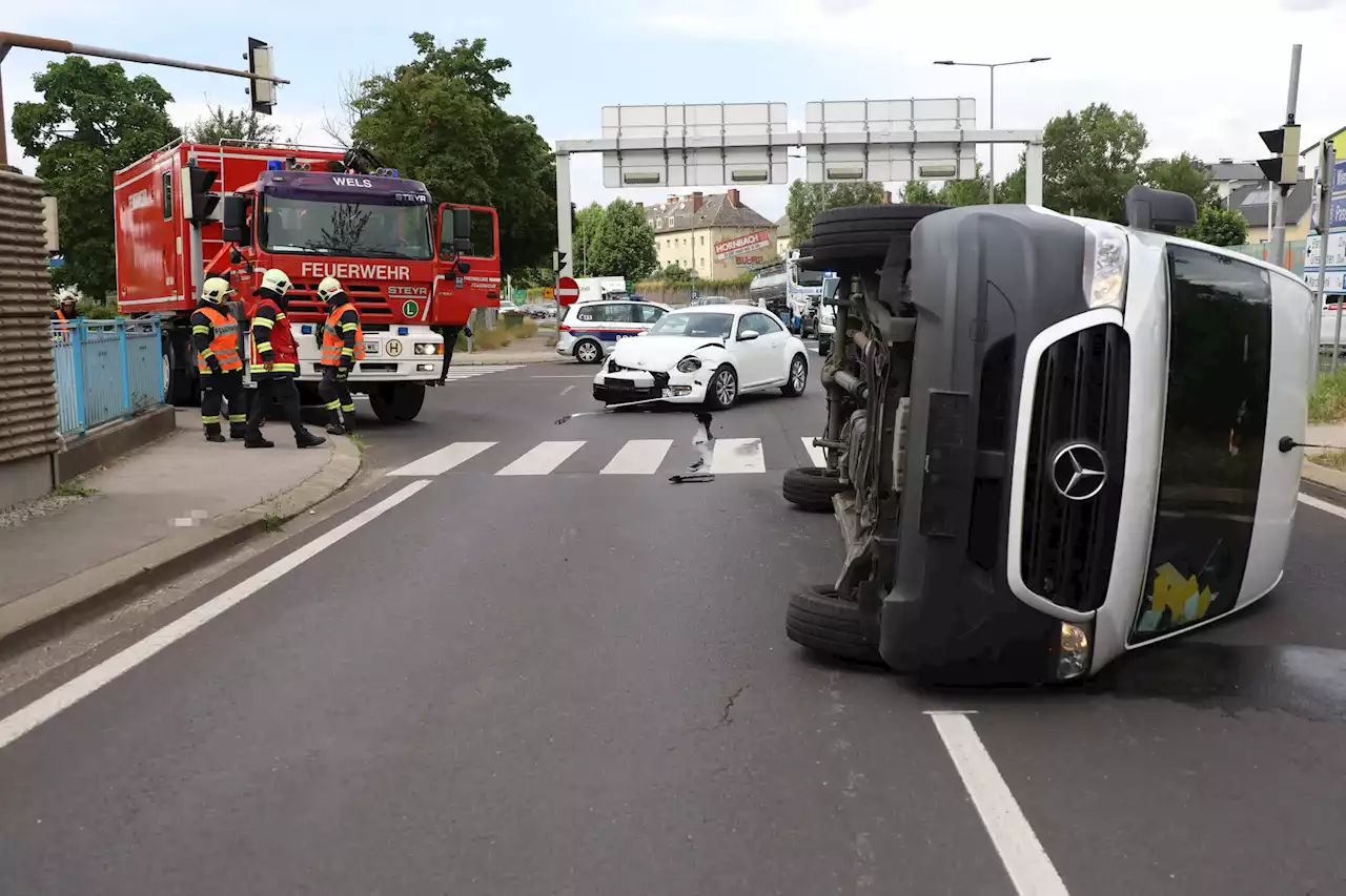 Oö: Transporter bei Unfall umgestürzt