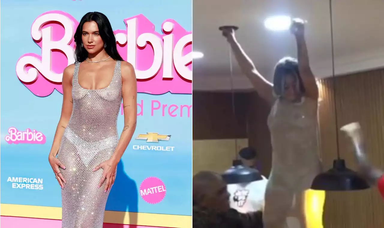 Dua Lipa usa vestido transparente no lançamento de 'Barbie', e web brinca: 'Copiou look da mãe funkeira'