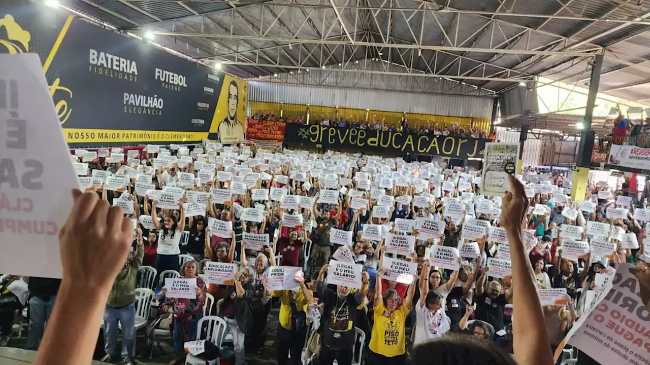 Sindicato estuda apoio financeiro a professores descontados por participarem da greve no Rio