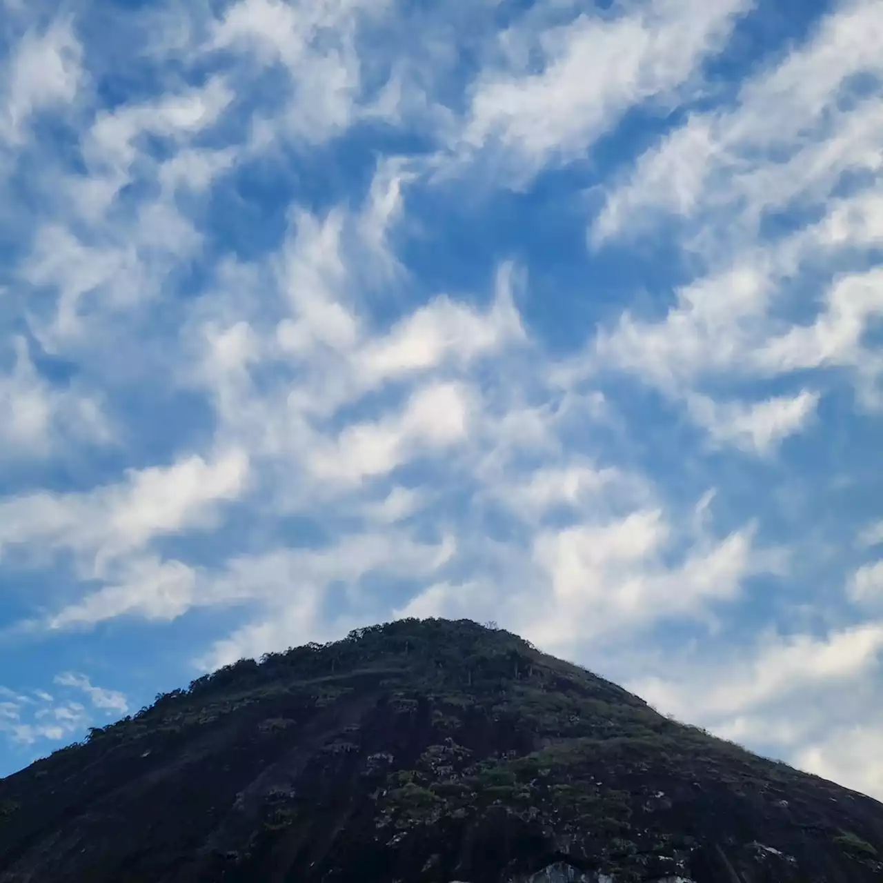 Nuvens 'rabo de galo' anunciam chegada da frente fria na cidade do Rio de Janeiro