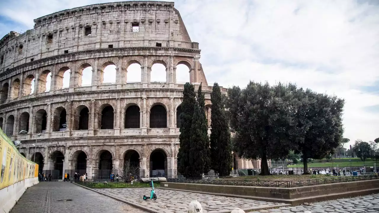 Incide le iniziali sul basamento del Colosseo, denunciata turista di 17 anni - La Stampa