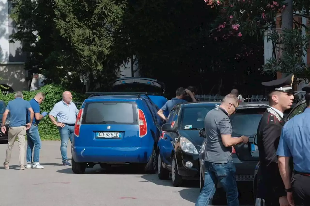 Padova, stalker investe carabiniere: il collega gli spara uccidendolo