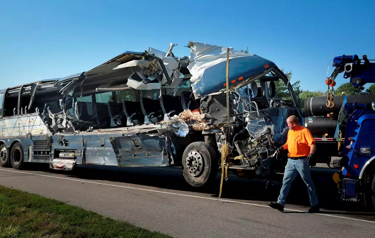 N.J. man among 3 killed in Greyhound bus crash in Illinois