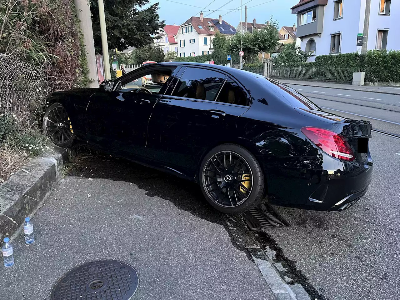 Birsfelden BL: Mercedes-Fahrer (29) kollidiert mit Gartenmauer