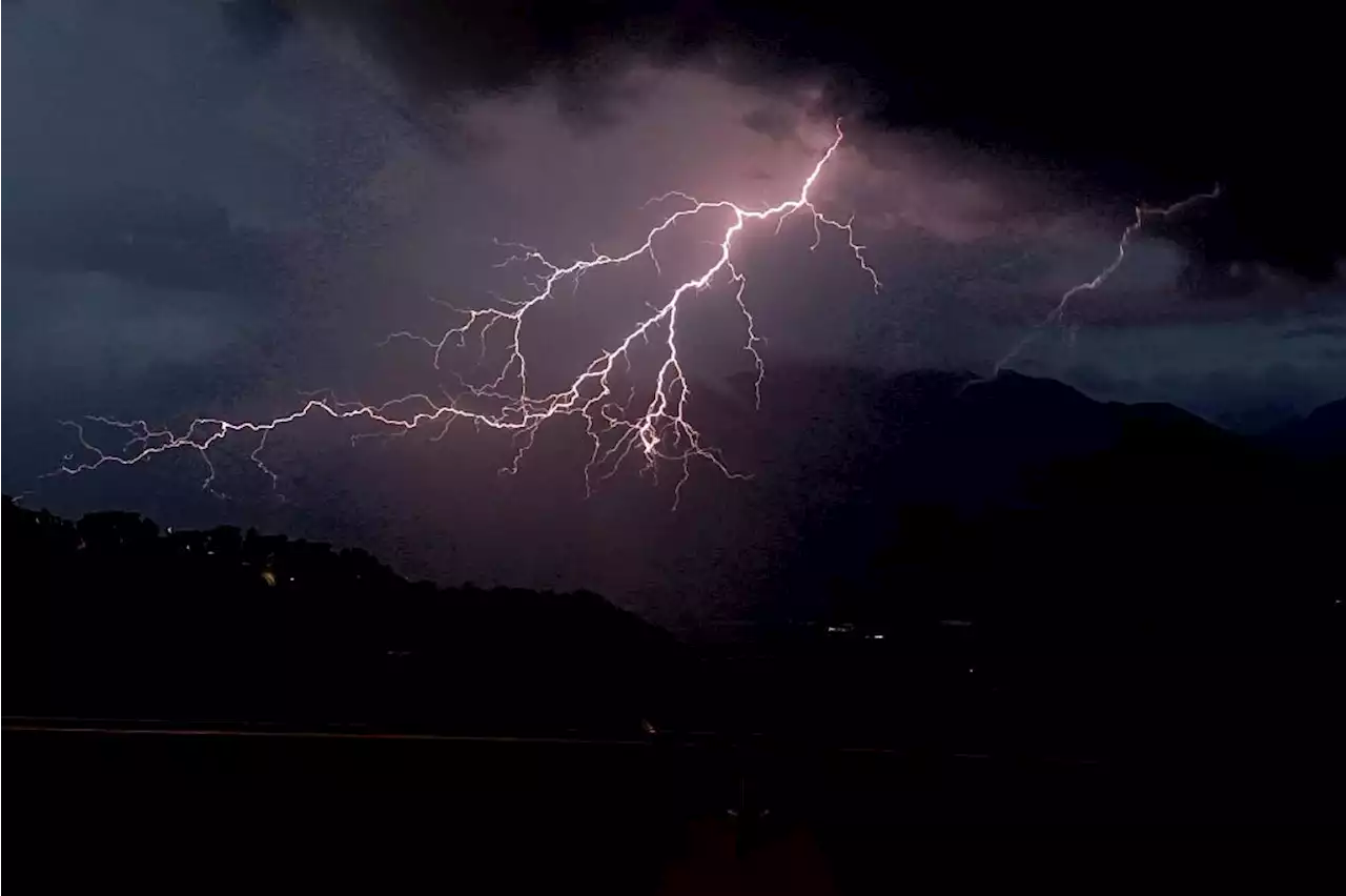 Stationäre Luftmassengrenze brachte einige Gewitter