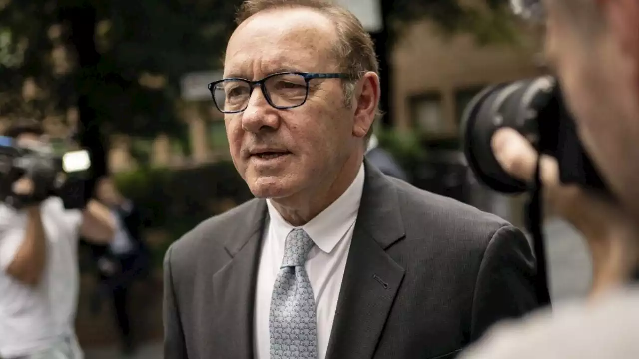 Kevin Spacey lucha por contener las lágrimas al testificar por acusaciones de abuso sexual